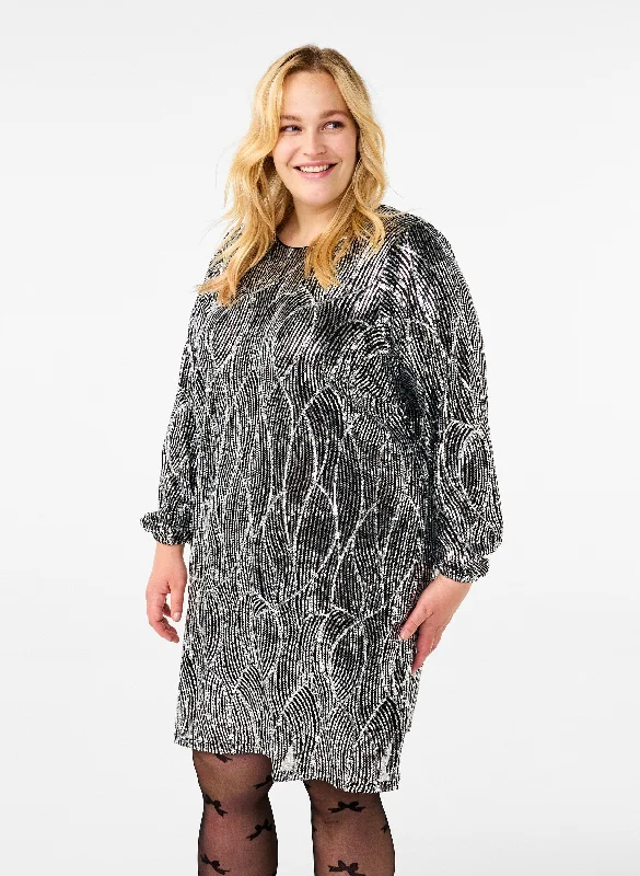 Casual Chic Zizzi Zikka Sequin Dress in Silver