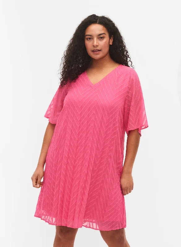 Laid-Back Elegance Zizzi Mya Pleated Dress in Pink